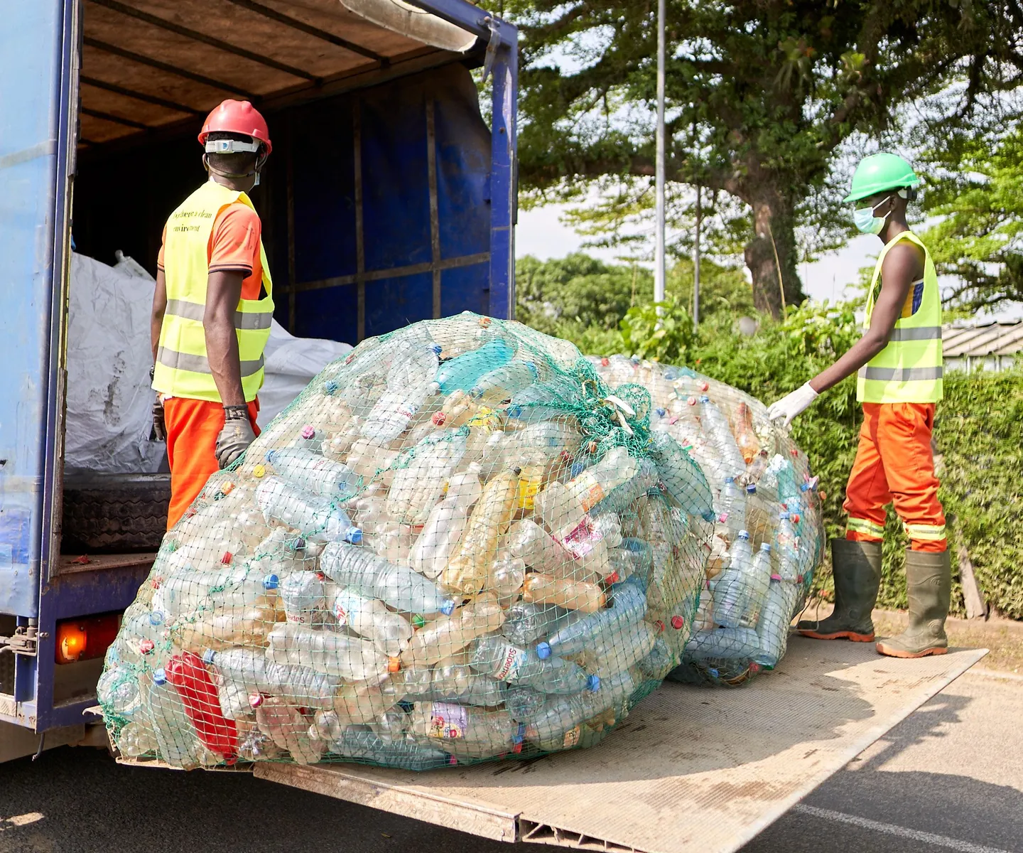 Agents de collecte chargeant des matériaux recyclables dans un véhicule