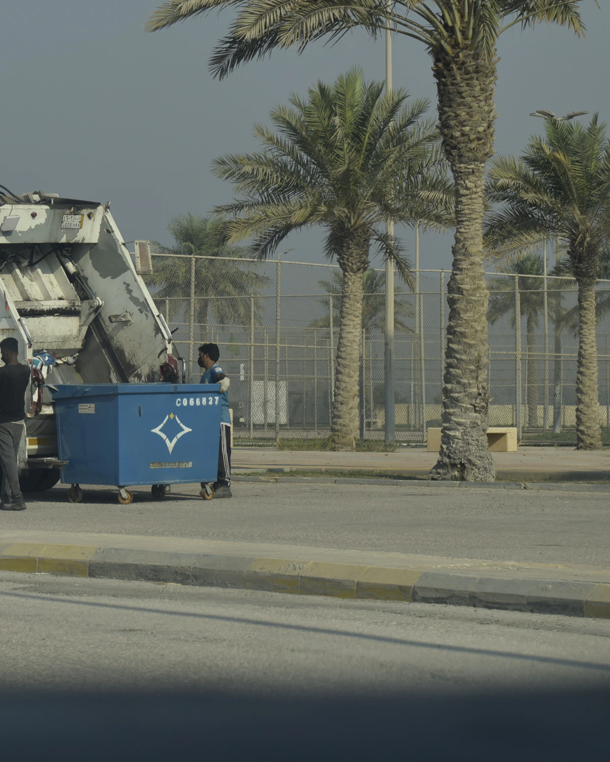 Équipe professionnelle de collecte des déchets en intervention